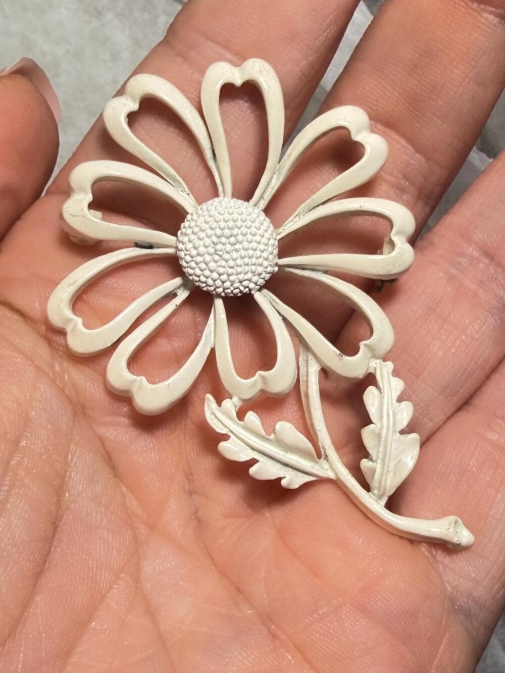 White Daisy Flower Vintage Brooch Open Petals Long Stem 2.5 inches